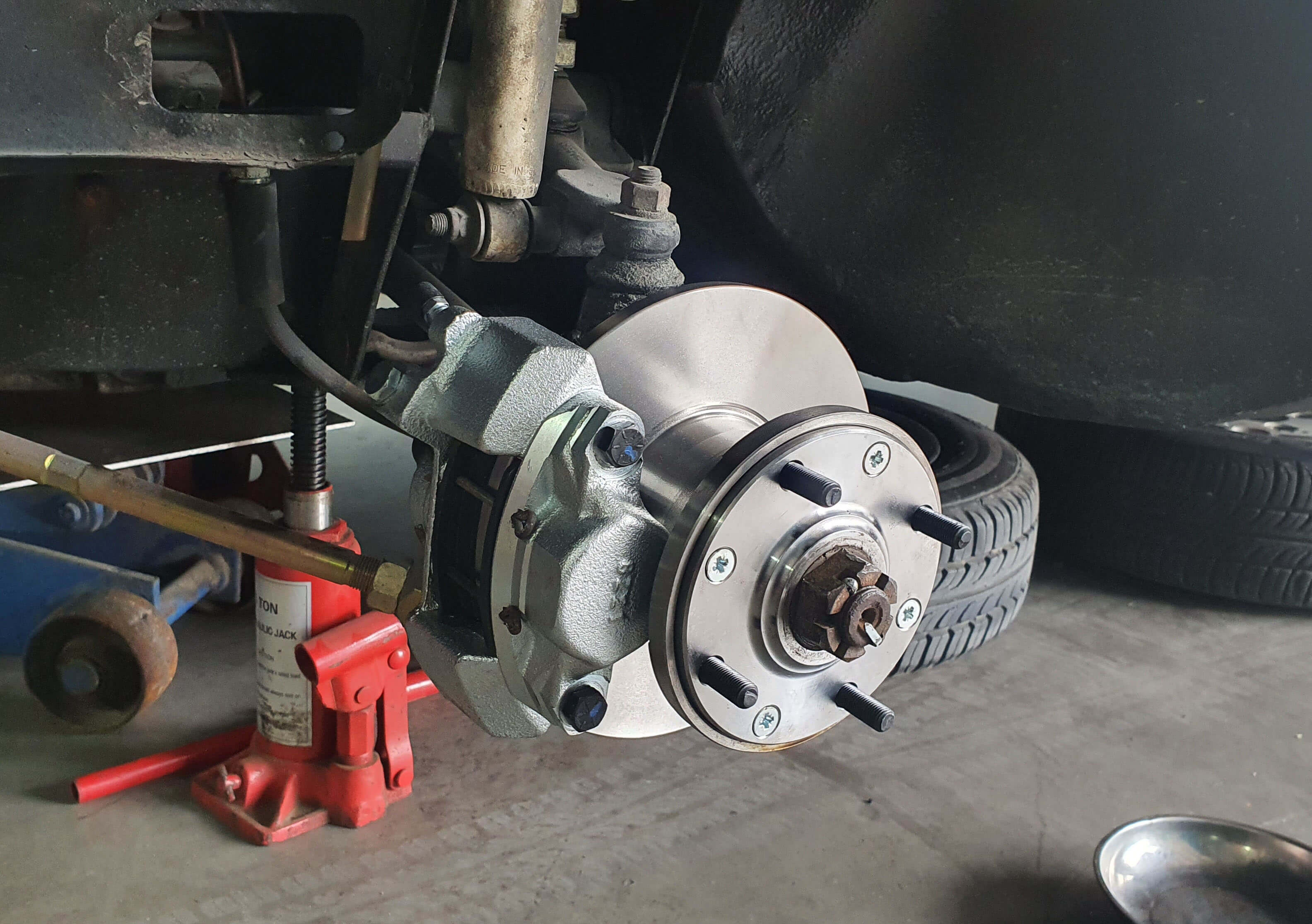 Ανακατασκευή δαγκάνας δισκόπλακας. Η ρόδα έχει αφαιρεθεί και φαίνεται μόνο η δισκόπλακα.