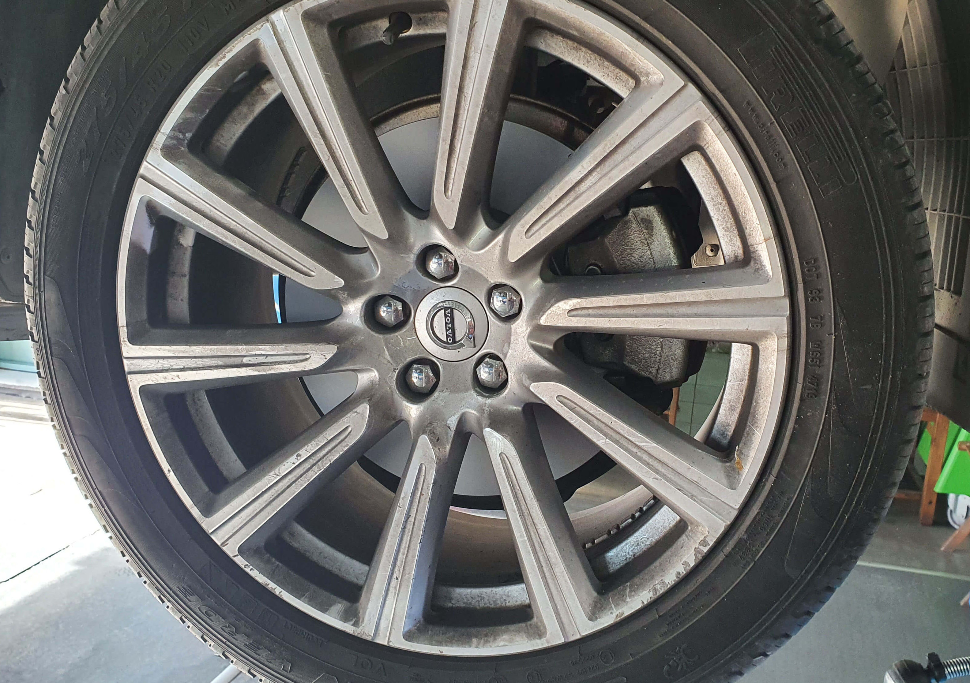 Μια ρόδα αυτοκινήτου μάρκας Volvo καταλαμβάνει όλη την εικόνα. Ανάμεσα στις ακτίνες της ζάντας φαίνεται η δισκόπλακα και η δαγκάνα.