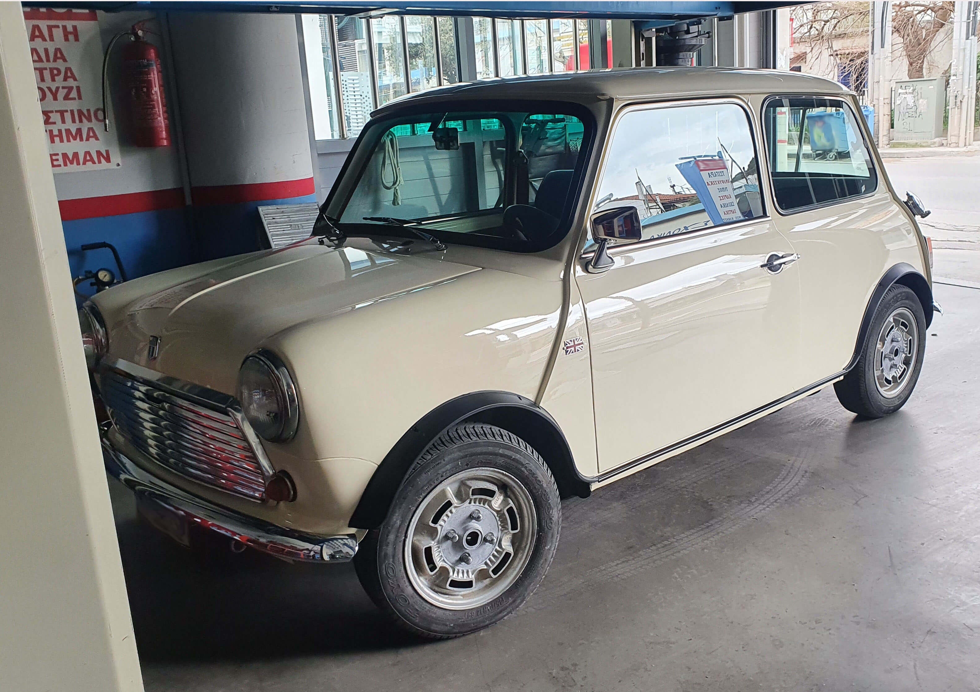 Λευκό αυτοκίνητο αντίκα αφού έχει ολοκληρωθεί η επισκευή του φρένου.